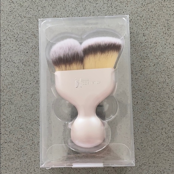 it cosmetics Other - It Cosmetics duel cheek brush
